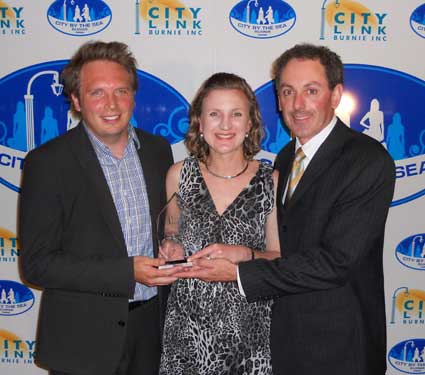 Rob Vernon from 41st Degree Software presenting Cath & Rob Simpson with their award.